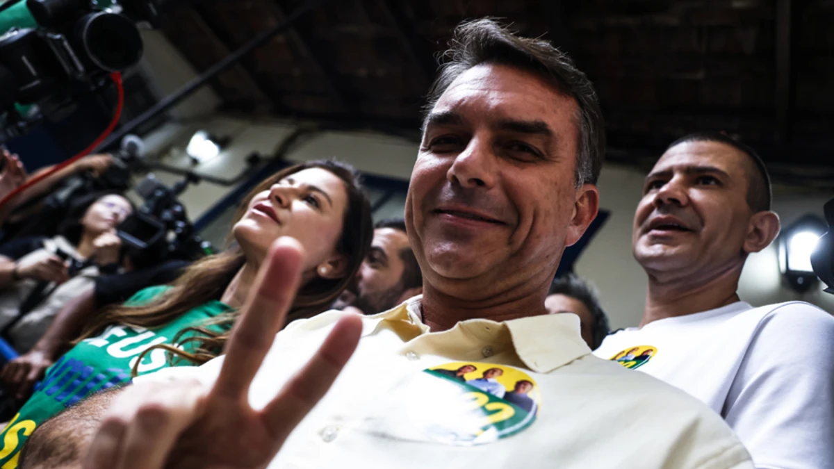 Flávio Bolsonaro arranca por delante de Lula con los primeros datos del escrutinio